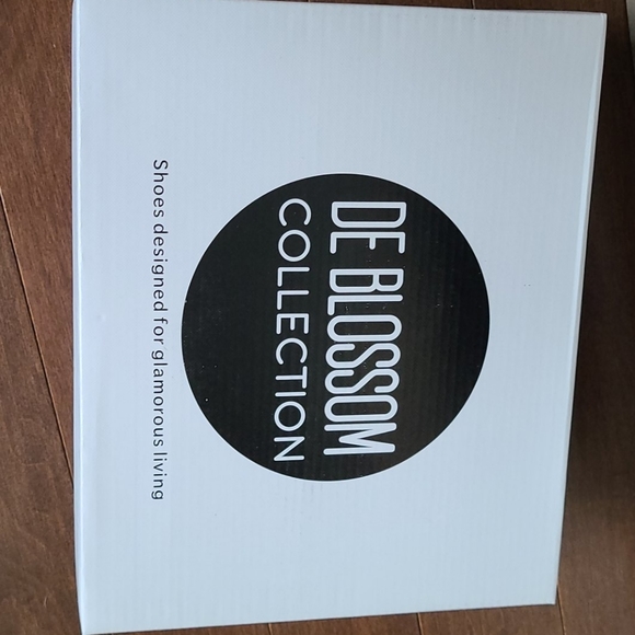 De Blossom Brand new in box peep toe heels 💎 - Picture 7 of 7